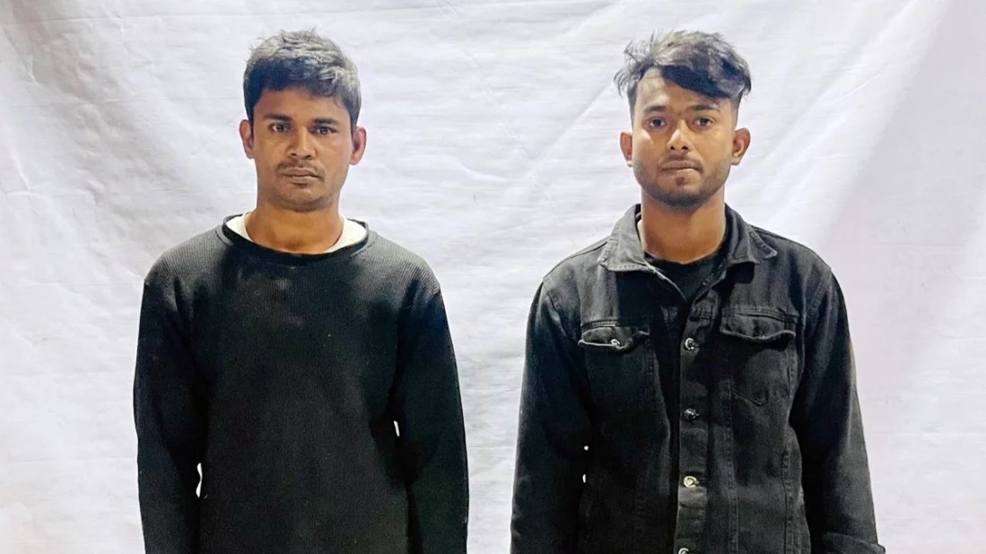 কুমিল্লায় দেশীয় অস্ত্রসহ দুই যুবক আটক